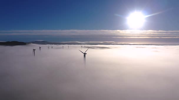 Sobre las nubes en Bonny Glen en el Condado de Donegal con niebla - Irlanda — Vídeo de stock