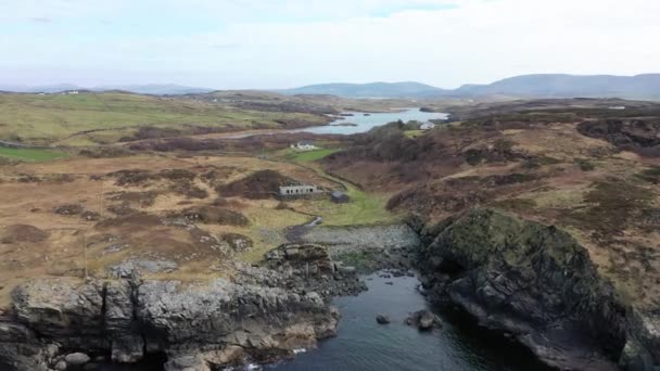 Uitzicht vanuit de lucht op een geul aan de kust bij Dawros in County Donegal - Ierland — Stockvideo