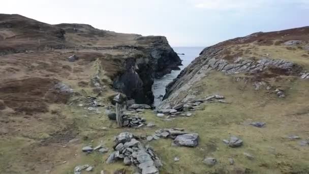 Donegal İlçesi 'ndeki Dawros kıyı şeridinin havadan görüntüsü - İrlanda — Stok video