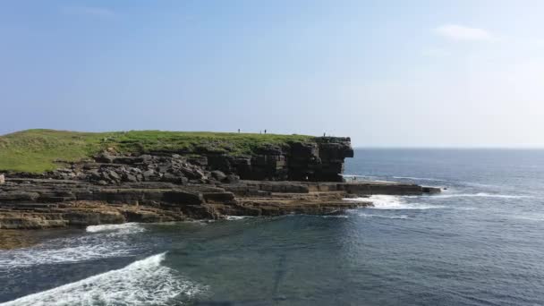 As pessoas estão subindo nas falésias em Muckross Head, Condado de Donegal - Irlanda — Vídeo de Stock