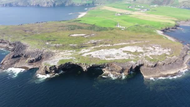 Vista aérea de Muckross Head durante o verão - Uma pequena península a oeste de Killybegs, Condado de Donegal, Irlanda — Vídeo de Stock