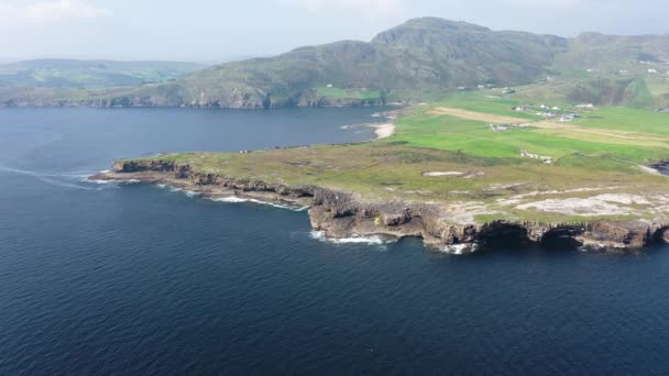 Vista aérea de Muckross Head durante o verão - Uma pequena península a oeste de Killybegs, Condado de Donegal, Irlanda — Vídeo de Stock