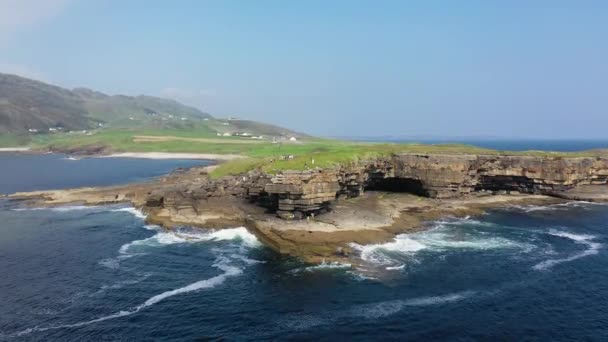 Lidé lezou na útesy v Muckross Head, County Donegal - Irsko — Stock video