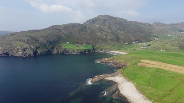 Vue aérienne de Muckross Head pendant l'été - Une petite péninsule à l'ouest de Killybegs, comté de Donegal, Irlande — Video