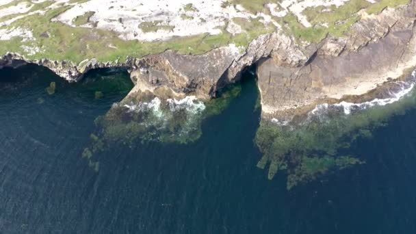 Vista aérea de Muckross Head durante o verão - Uma pequena península a oeste de Killybegs, Condado de Donegal, Irlanda — Vídeo de Stock