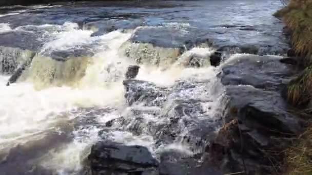 Rzeka Eany w pięknym krajobrazie Bonny Glen by Frosses w hrabstwie Donegal - Irlandia — Wideo stockowe