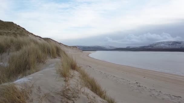 Le bellissime dune di Sheskinmore tra Ardara e Portnoo durante l'inverno a Donegal - Irlanda. — Video Stock