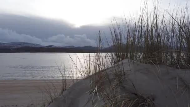 De vackra sanddynerna i Sheskinmore mellan Ardara och Portnoo under vintern i Donegal - Irland. — Stockvideo