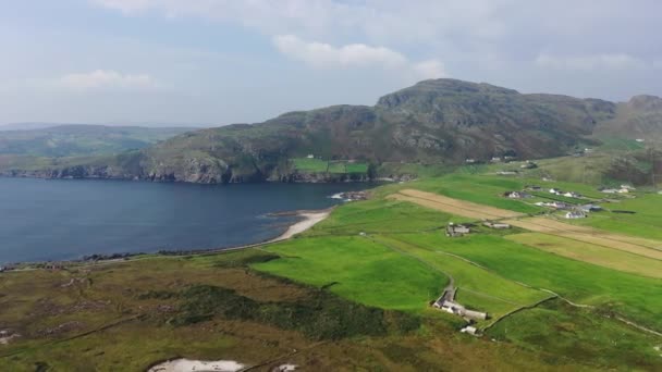 Vista aérea de Muckross Head durante o verão - Uma pequena península a oeste de Killybegs, Condado de Donegal, Irlanda — Vídeo de Stock