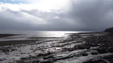 Dunkineely, Donegal, İrlanda 'dan Inver Körfezi' ne akan akarsu.