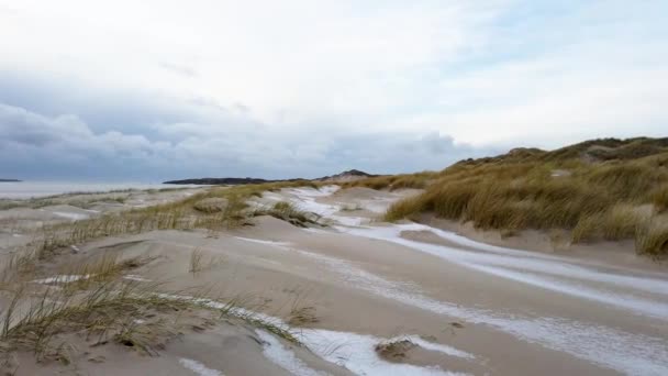 De vackra sanddynerna i Sheskinmore mellan Ardara och Portnoo under vintern i Donegal - Irland. — Stockvideo