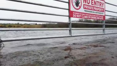 GLENTIES, IRELAND - 29 Mart 2021: Owenea Nehri Glenties 'deki bir köprüyü sular altında bırakıyor