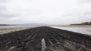 Donegal, İrlanda 'da Portnoo tarafından Narin sahiline büyük bir oyuk çekildi.