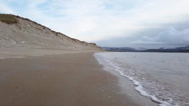 De vackra sanddynerna i Sheskinmore mellan Ardara och Portnoo under vintern i Donegal - Irland. — Stockvideo