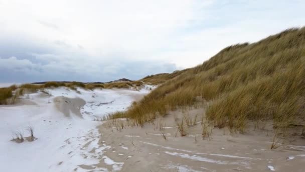 De vackra sanddynerna i Sheskinmore mellan Ardara och Portnoo under vintern i Donegal - Irland. — Stockvideo