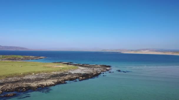 Veduta aerea della premiata Narin Beach da Portnoo e Inishkeel Island nella contea di Donegal, Irlanda. — Video Stock