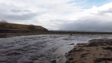 Dunkineely, Donegal, İrlanda 'dan Inver Körfezi' ne akan akarsu.