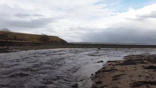 Fluss fließt in die Inver Bay bei Dunkineely in der Grafschaft Donegal - Irland — Stockvideo