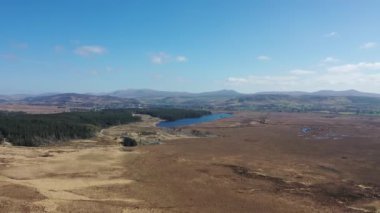 Peatbog ve Ananima Gölü 'nün havadan görünüşü County Donegal, İrlanda' daki Glenties kasabasının hemen yanında..