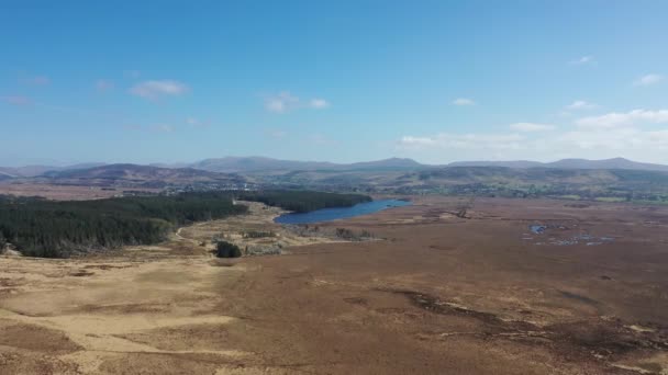 Вид с воздуха на торфяник и озеро Ананима рядом с городом Глентис в графстве Донегал - Ирландия. — стоковое видео