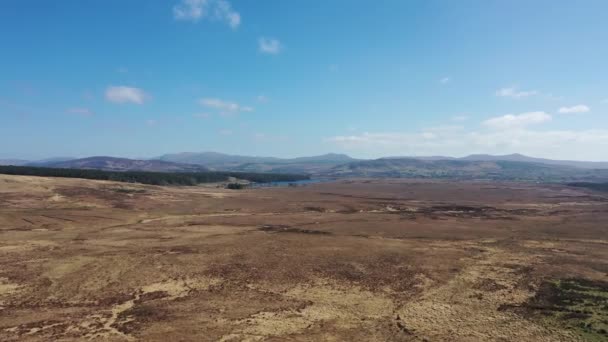 Letecký pohled na rašeliniště a jezero Ananima vedle města Glenties v hrabství Donegal - Irsko. — Stock video