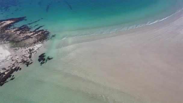 Letecký pohled na oceněnou pláž Narin od Portnoo a ostrov Inishkeel v hrabství Donegal, Irsko. — Stock video