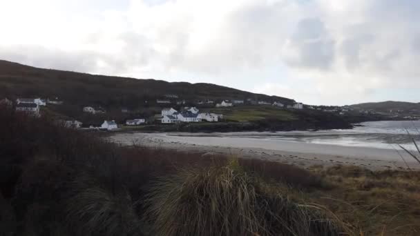 Portnoo Narin Strand von den Dünen in der Grafschaft Donegal, Irland aus gesehen — Stockvideo