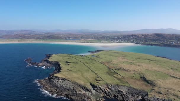 Vista aérea de la isla de Inishkeel por Portnoo al lado de la premiada playa de Narin en el Condado de Donegal, Irlanda. — Vídeo de stock