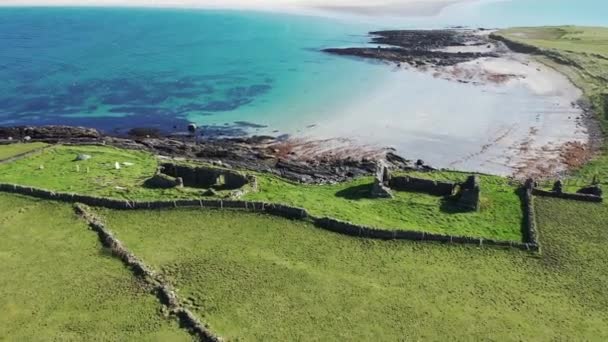 Luchtfoto van Inishkeel Island door Portnoo naast het bekroonde Narin Beach in county Donegal, Ierland - Monnikengebouw blijft — Stockvideo