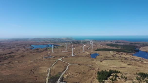 O parque eólico Loughderryduff entre Ardara e Portnoo no Condado de Donegal - Irlanda - Caducidade de tempo. — Vídeo de Stock