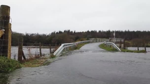 GLENDADES, IRLANDA - MARÇO 29 2021: O rio Owenea está inundando uma ponte em Glenties — Vídeo de Stock