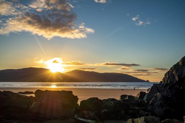 Donegal 'de Ardara ile Portnoo arasında Kiltoorish Körfezi Sahili - İrlanda.