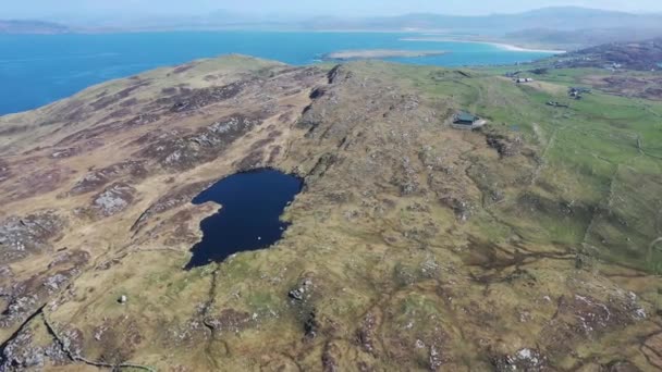 Oud gekrast leven boei liggend in het veld in Ierland — Stockvideo