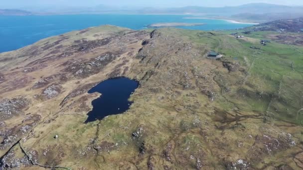 Alte zerkratzte Rettungsboje liegt in Irland im Feld — Stockvideo