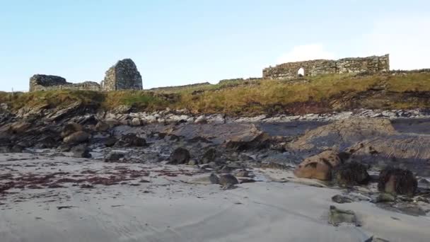 Isola di Inishkeel con la storica chiesa di St. Marys a Portnoo nella contea di Donegal. — Video Stock
