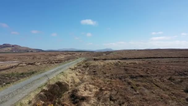 Voler au-dessus des tourbières par Glenties dans le comté de Donegal - Irlande — Video