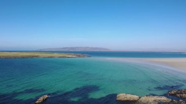Donegal, İrlanda 'da bulunan Portnoo ve Inishkeel Adası tarafından ödüllendirilen Narin Sahili' nin hava görüntüsü.. — Stok video