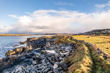 Covid-19 salgını sırasında Donegal İlçesi 'ndeki Portnoo limanının arkasında görüntüler - İrlanda.