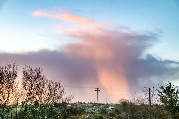 Superbes nuages au-dessus des tourbières dans le comté de Donegal - Irlande — Photo