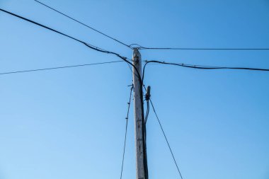 İrlanda kırsalındaki konutlara elektrik ve iletişim iletimi için elektrik direği ve hatlar