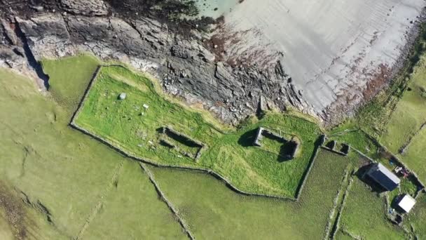 Vista aérea de la isla de Inishkeel por Portnoo al lado de la premiada playa de Narin en el Condado de Donegal, Irlanda. — Vídeo de stock