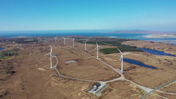 El parque eólico Loughderryduff entre Ardara y Portnoo en el Condado de Donegal - Irlanda - Time lapse. — Vídeo de stock