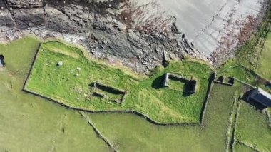 Donegal, İrlanda 'daki Narin Sahili' nin yanındaki Portnoo tarafındaki Inishkeel Adası 'nın havadan görünüşü