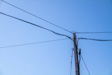 İrlanda kırsalındaki konutlara elektrik ve iletişim iletimi için elektrik direği ve hatlar