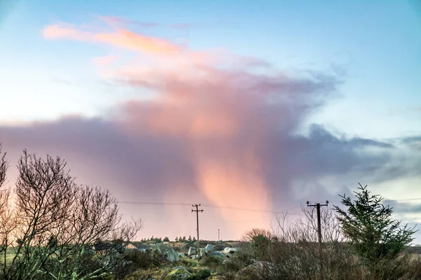 Nuvens deslumbrantes acima de peatbog no Condado de Donegal - Irlanda — Fotografia de Stock