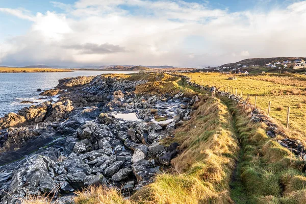 Vistas atrás do porto de Portnoo, no Condado de Donegal, durante a pandemia de Covid-19 - Irlanda. — Fotografia de Stock