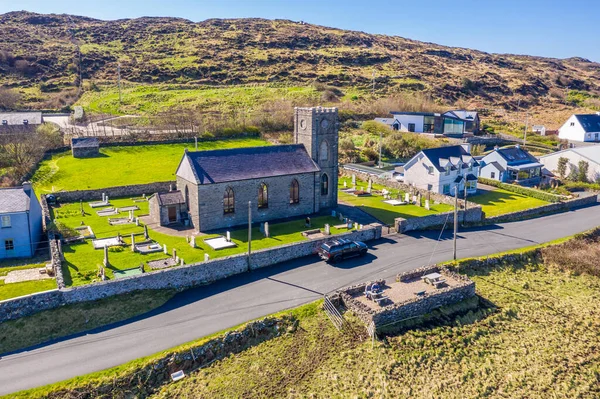 İrlanda 'nın Donegal, İrlanda' daki Portnoo kentinin hava manzaralı kilisesi.. — Stok fotoğraf