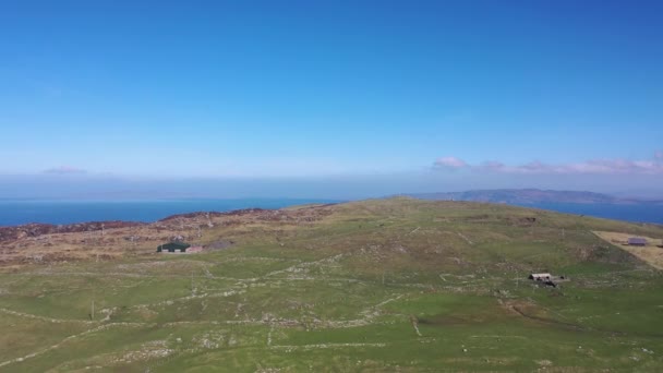 Старый поцарапанный спасательный круг лежит в поле в Ирландии — стоковое видео