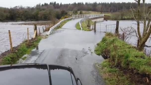 GLENTIES, IRELAND - MARCH 29 2021: Sungai Owenea membanjiri jembatan di Glenties — Stok Video