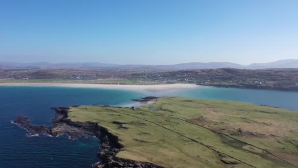 Vista aérea de la isla de Inishkeel por Portnoo al lado de la premiada playa de Narin en el Condado de Donegal, Irlanda. — Vídeo de stock